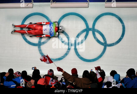 Canada's Jon Montgomery arriva attraverso il giro finale durante la terza prova di uomini scheletro durante l'invernali di Vancouver 2010 in Whistler, Canada il 19 febbraio 2010. UPI/Kevin Dietsch Foto Stock