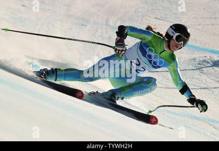 La Slovenia Tina Maze compete nel Signore' Super-G durante il invernali di Vancouver 2010 in Whistler, Canada il 20 febbraio 2010. Maze ha conquistato l'argento con il tempo di 1:20.63. UPI/Kevin Dietsch. Foto Stock