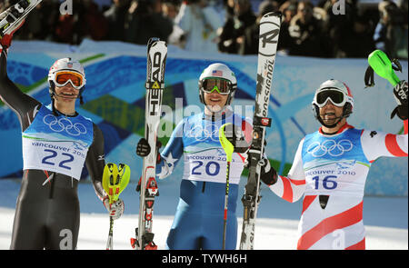 Medaglia d'oro negli Stati Uniti che Bode Miller (C) sorrisi lungo con medaglia d'argento della Croazia di Ivica Kostelic (L) e la medaglia di bronzo della Svizzera Silvan Zurbriggen in uomini Super combinate in discesa/evento di slalom a Whistler Creekside presso le olimpiadi invernali il 21 febbraio 2010. UPI/Pat Benic Foto Stock