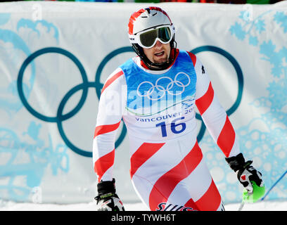 Medaglia di bronzo svizzera di Silvan Zurbriggen guarda al suo tempo di slalom porzione di Uomini Super combinate in discesa/evento di slalom a Whistler Creekside presso le olimpiadi invernali il 21 febbraio 2010. Stati Uniti d'America's Bode Miller ha vinto l'oro e della Croazia di Ivica Kostelic ha vinto la medaglia d'argento. UPI/Pat Benic Foto Stock