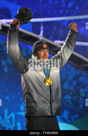 Medaglia d'oro negli Stati Uniti che Bode Miller celebra durante la cerimonia della vittoria per gli uomini della Super combinata durante l'invernali di Vancouver 2010 in Whistler, Canada il 21 febbraio 2010. UPI/Kevin Dietsch Foto Stock