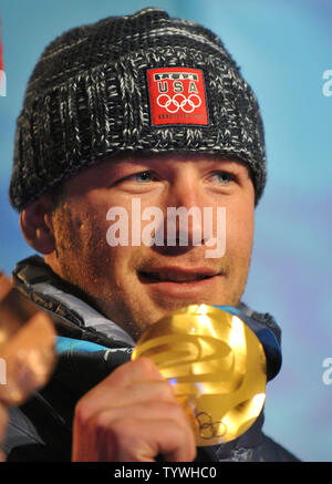 Medaglia d'oro negli Stati Uniti che Bode Miller posa con la sua medaglia durante la cerimonia della vittoria per gli uomini della Super combinata durante l'invernali di Vancouver 2010 in Whistler, Canada il 21 febbraio 2010. UPI/Kevin Dietsch Foto Stock