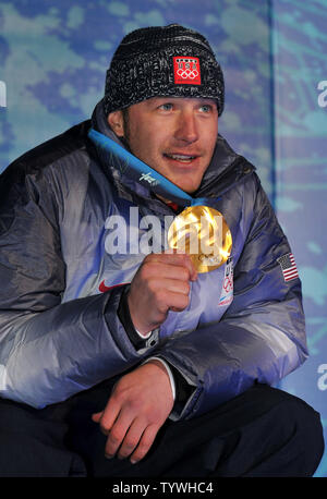 Medaglia d'oro negli Stati Uniti che Bode Miller posa con la sua medaglia durante la cerimonia della vittoria per gli uomini della Super combinata durante l'invernali di Vancouver 2010 in Whistler, Canada il 21 febbraio 2010. UPI/Kevin Dietsch Foto Stock