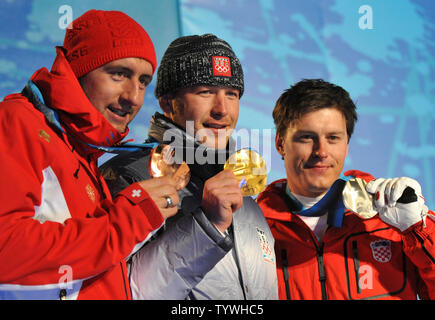 Medaglia d'oro negli Stati Uniti che Bode Miller (C), medaglia d'argento della Croazia di Ivica Kostelic (L) e lo svizzero Silvan Zurbriggen pone con le loro medaglie durante la cerimonia della vittoria per gli uomini della Super combinata durante l'invernali di Vancouver 2010 in Whistler, Canada il 21 febbraio 2010. UPI/Kevin Dietsch Foto Stock