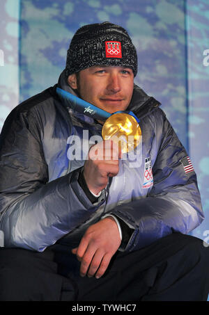 Medaglia d'oro negli Stati Uniti che Bode Miller posa con la sua medaglia durante la cerimonia della vittoria per gli uomini della Super combinata durante l'invernali di Vancouver 2010 in Whistler, Canada il 21 febbraio 2010. UPI/Kevin Dietsch Foto Stock