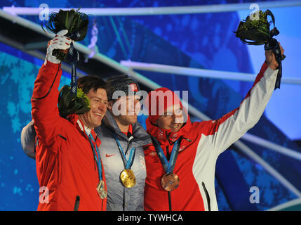 Medaglia d'oro negli Stati Uniti che Bode Miller (C), medaglia d'argento della Croazia di Ivica Kostelic (L) e lo svizzero Silvan Zurbriggen pone con le loro medaglie durante la cerimonia della vittoria per gli uomini della Super combinata durante l'invernali di Vancouver 2010 in Whistler, Canada il 21 febbraio 2010. UPI/Kevin Dietsch Foto Stock