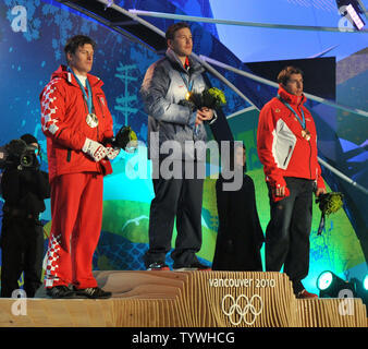 Medaglia d'oro negli Stati Uniti che Bode Miller (C), medaglia d'argento della Croazia di Ivica Kostelic (L) e lo svizzero Silvan Zurbriggen pone con le loro medaglie durante la cerimonia della vittoria per gli uomini della Super combinata durante l'invernali di Vancouver 2010 in Whistler, Canada il 21 febbraio 2010. UPI/Kevin Dietsch Foto Stock