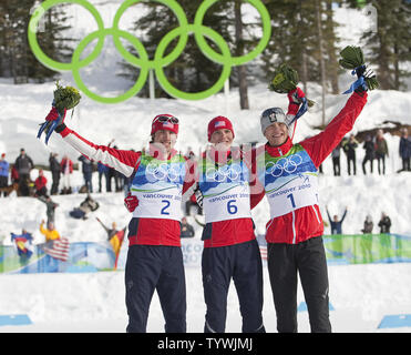 (L a R) STATI UNITI D'AMERICA'S Johnny Spillane, compagno di squadra di Bill Demong e dell'Austria Bernhard Gruber festeggiare la conquista d'argento, d'oro e bronzo in Combinata Nordica LH individuale/10 KM CC durante Vancouver Olimpiadi Invernali 2010 al Whistler Olympic Park in Whistler, British Columbia, 25 febbraio 2010. UPI /Heinz Ruckemann Foto Stock