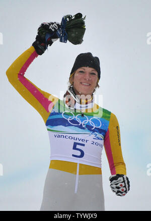 Medaglia d'oro della Germania dell'Maria Riesch celebra durante il Ladies Slalom Cerimonia dei fiori durante il invernali di Vancouver 2010 in Whistler, Canada il 26 febbraio 2010. UPI/Kevin Dietsch Foto Stock