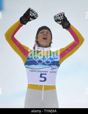 Medaglia d'oro della Germania dell'Maria Riesch celebra durante il Ladies Slalom Cerimonia dei fiori durante il invernali di Vancouver 2010 in Whistler, Canada il 26 febbraio 2010. UPI/Kevin Dietsch Foto Stock