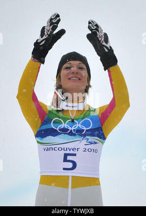 Medaglia d'oro della Germania dell'Maria Riesch celebra durante il Ladies Slalom Cerimonia dei fiori durante il invernali di Vancouver 2010 in Whistler, Canada il 26 febbraio 2010. UPI/Kevin Dietsch Foto Stock