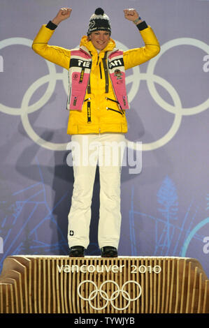 Medaglia d'oro della Germania dell'Maria Riesch celebra durante il Ladies Slalom vittoria cerimonia durante la invernali di Vancouver 2010 in Whistler, Canada il 26 febbraio 2010. UPI/Kevin Dietsch Foto Stock