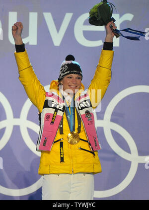 Medaglia d'oro della Germania dell'Maria Riesch celebra durante il Ladies Slalom vittoria cerimonia durante la invernali di Vancouver 2010 in Whistler, Canada il 26 febbraio 2010. UPI/Kevin Dietsch Foto Stock