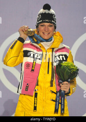 Medaglia d'oro della Germania dell'Maria Riesch celebra durante il Ladies Slalom vittoria cerimonia durante la invernali di Vancouver 2010 in Whistler, Canada il 26 febbraio 2010. UPI/Kevin Dietsch Foto Stock