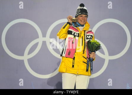 Medaglia d'oro della Germania dell'Maria Riesch celebra durante il Ladies Slalom vittoria cerimonia durante la invernali di Vancouver 2010 in Whistler, Canada il 26 febbraio 2010. UPI/Kevin Dietsch Foto Stock