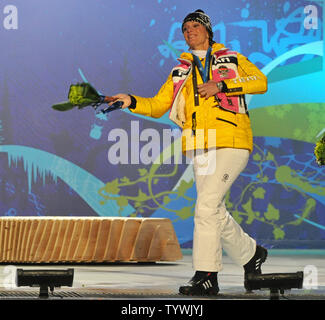 Medaglia d'oro della Germania dell'Maria Riesch getta i suoi fiori durante il Ladies Slalom vittoria cerimonia durante la invernali di Vancouver 2010 in Whistler, Canada il 26 febbraio 2010. UPI/Kevin Dietsch Foto Stock