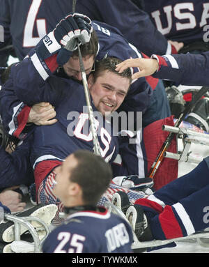 Il Team USA di Taylor Lipsett viene assaliti da compagni di squadra come si celebra in oro vincente contro la squadra in Giappone la medaglia d'oro sledge hockey durante il Vancouver 2010 Paralimpiadi Invernali a UBC Thunderbird Arena di Vancouver, British Columbia, 20 marzo 2010. Il Team USA ha vinto 2-0 con il Giappone prendendo argento. UPI/Heinz Ruckemann Foto Stock