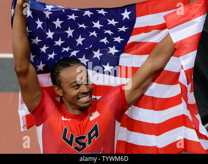 Stati Uniti d'America's Aries Merritt detiene una bandiera degli Stati Uniti come egli winsil medaglia d'oro negli uomini 110m Ostacoli Finale allo Stadio Olimpico durante il London 2012 Olimpiadi di estate nel parco olimpico di Stratford, a Londra il 8 agosto 2012. UPI/Pat Benic Foto Stock