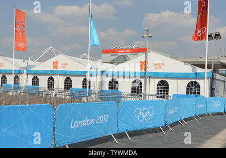 Il centro espositivo ExCel venue per la scherma, boxe, tennis tavolo, sollevamento pesi e molti altri sport si siede accanto al Tamigi a Londra il 25 luglio 2012. Due giorni rimangono fino a cerimonie di apertura per le Olimpiadi del 2012. UPI/Terry Schmitt Foto Stock