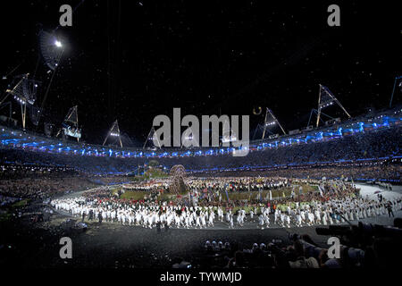 La British Olympic team marchigiano intorno alla pista in stadio olimpico alla cerimonia di apertura presso il London 2012 Olimpiadi di estate a luglio 27, 2012 a Londra. UPI/Terry Schmitt Foto Stock