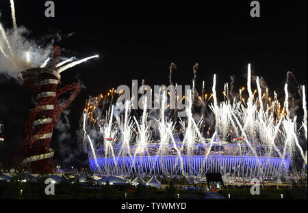 Fuochi d'artificio esplodere oltre lo stadio Olimpico durante la cerimonia di apertura al London 2012 Olimpiadi di estate a luglio 27, 2012 a Stratford, Londra. UPI/Brian Kersey Foto Stock