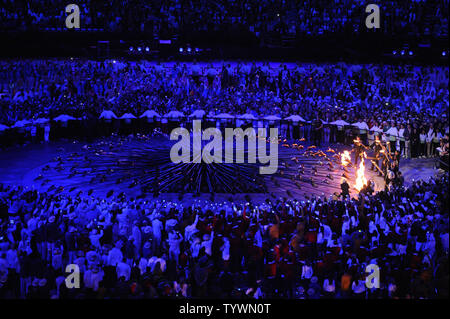 La fiamma olimpica è accesa durante la cerimonia di apertura del London 2012 Olimpiadi di estate a luglio 27, 2012 in Stafford, Londra. La torcia è stata accesa da Seven up-e-prossimi atleti britannici. UPI/Pat Benic Foto Stock