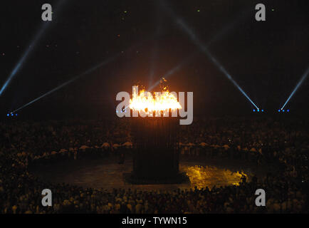 La fiamma olimpica è accesa durante la cerimonia di apertura del London 2012 Olimpiadi di estate a luglio 27, 2012 in Stafford, Londra. La torcia è stata accesa da Seven up-e-prossimi atleti britannici. UPI/Pat Benic Foto Stock