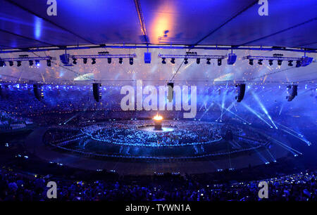 La fiamma olimpica è accesa durante la cerimonia di apertura del London 2012 Olimpiadi di estate a luglio 27, 2012 a Stratford, Londra. La torcia è stata accesa da Seven up-e-prossimi atleti britannici. UPI/Pat Benic Foto Stock