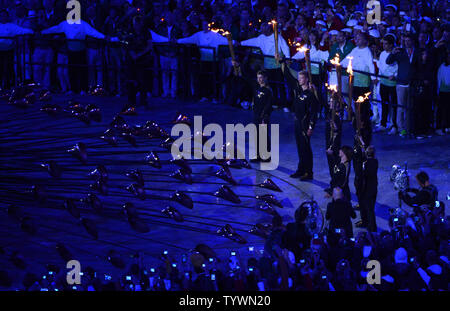 Seven up-e-prossimi atleti britannici preparare alla luce il calderone olimpico durante la cerimonia di apertura del London 2012 Olimpiadi di estate a luglio 27, 2012 a Stratford, Londra. UPI/Pat Benic Foto Stock