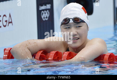 Ye Shiwen della Cina appoggia dopo il nuoto il suo calore in donne 400M singoli Medley al London 2012 Olimpiadi di estate a luglio 28, 2012 a Stratford, Londra. Avete finito con un tempo di 4:31.73, la qualificazione per la finale. UPI/Brian Kersey Foto Stock