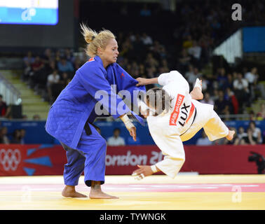 Donna Judo 52kg medaglia di bronzo match tra Rosalba Forciniti d'Italia, a sinistra e a Marie Muller di Lussemburgo, a destra in London 2012 Giochi Olimpici Estivi sulla luglio 29, 2012 a Londra. Rosalba Forciniti ha vinto la partita. UPI/Ron Sachs Foto Stock