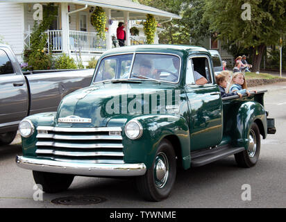 Completamente restaurato green 1951 Chevy raccoglitore. Foto Stock