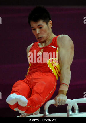 Della Cina di Zhang Chenglong passa attraverso la sua routine sul cavallo Pomel a uomini della squadra di ginnastica concorso finale al North Greenwich Arena durante il London 2012 Olimpiadi di estate a Greenwich, Londra il 30 luglio 2012. Questa performance finale ha vinto la medaglia d'oro per la squadra cinese. UPI/Pat Benic Foto Stock
