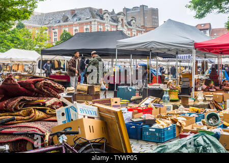 Sabato mattina bric-a-brac mercatino delle pulci, Saint-Gilles, Bruxelles, Belgio. Foto Stock