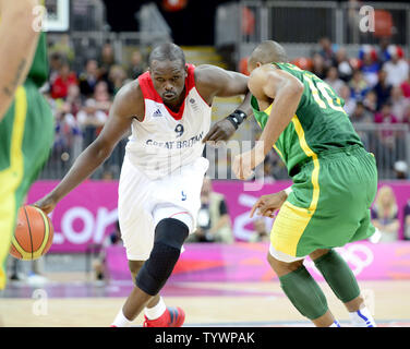 Avanti Luol Deng (9) del Regno Unito i tentativi di dribbling intorno guard Leandrinho Barbosa (10) nella seconda metà azione di un turno preliminare - Gruppo B gioco di basket presso il London 2012 Olimpiadi di estate a luglio 31, 2012 a Londra. Deng svolge regolarmente per la NBA Chicago Bulls e Barbosa svolge regolarmente per la NBA Indiana Pacers. UPI/Ron Sachs Foto Stock