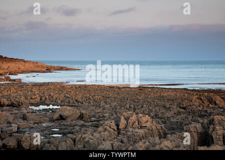 Porthcawl, South Wales, Regno Unito. Il 26 giugno 2019. Regno Unito Meteo: serata calda luce sulla costa gallese questa sera come temperature inizia a salire. Credito: Andrew Bartlett/Alamy Live News Foto Stock