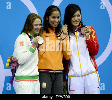 Il medalists in donne 100m Freestyle Finale mostrare loro appena vinto hardware presso la London 2012 Olimpiadi di estate il 2 agosto 2012 a Londra. Da sinistra a destra: Aliaksandra Heresimenia della Bielorussia, medaglia d'argento con un tempo di 53.38 secondi; Ranomi Kromowidjojo del Paesi Bassi, Medaglia d'oro con un tempo di 53:00 secondi un nuovo record olimpico; e Yi Tang di Cina, medaglia di bronzo con un tempo di 53.44 secondi. UPI/Ron Sachs Foto Stock