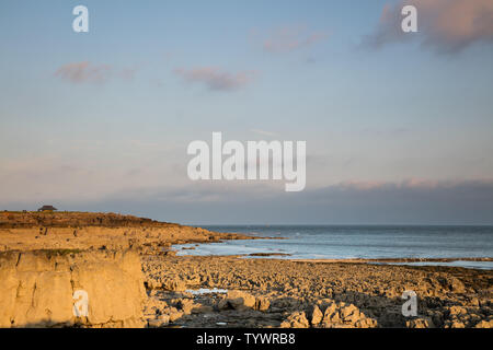 Porthcawl, South Wales, Regno Unito. Il 26 giugno 2019. Regno Unito Meteo: serata calda luce sulla costa gallese questa sera come temperature inizia a salire. Credito: Andrew Bartlett/Alamy Live News Foto Stock