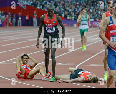 I corridori scenderanno in pista alla fine del turno unico di uomini 1500M in pista e sul campo della concorrenza allo stadio Olimpico a Londra nel 2012 Olimpiadi di estate il 3 agosto 2012 a Londra. UPI/Terry Schmitt Foto Stock