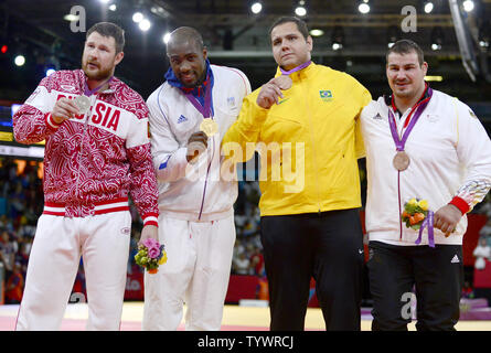 Medalists negli uomini 100kg Judo contest mostrare il loro hardware presso la London 2012 Olimpiadi di estate il 3 agosto 2012 a Londra. Da sinistra a destra: Alexander Mikhaylin della Russia, medaglia d'argento; Teddy Riner della Francia, medaglia d'oro; Rafael Silva del Brasile, medaglia di bronzo; e Andreas Toelzer di Germania, medaglia di bronzo. UPI/Ron Sachs Foto Stock