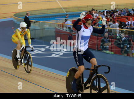 In Gran Bretagna il Victoria Pendleton celebra conquistando la donna Kerin manifestazione ciclistica al velodromo al London 2012 Olimpiadi di estate in agosto 03, 2012 a Londra. UPI/Hugo Philpott Foto Stock