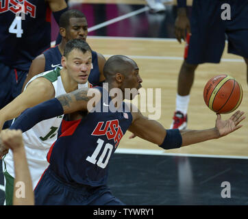 America's Kobe Bryant palio per una sfera allentata nella parte anteriore della Lituania Sarunas Jasikevicius durante gli Stati Uniti-Lituania di pallacanestro degli uomini di concorrenza preliminare al 2012 Olimpiadi di estate, Agosto 4, 2012, a Londra, in Inghilterra. UPI/Mike Theiler Foto Stock