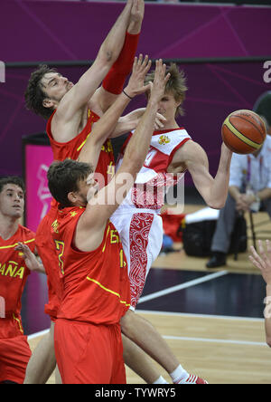 In Russia la Timofey Mozgov cerca di passare la palla come la Spagna di Pau Gasol e Marc Gasol bloccare il suo modo durante il Spain-Russia di pallacanestro degli uomini di concorrenza preliminare al 2012 Olimpiadi di estate, Agosto 4, 2012, a Londra, in Inghilterra. UPI/Mike Theiler Foto Stock