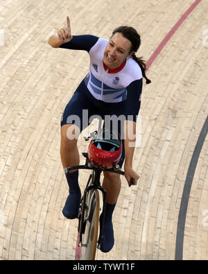 La britannica Laura Trott festeggia conquistando la donna Cycling Team Pursuit contro gli Stati Uniti d'America nel velodromo al London 2012 Olimpiadi di estate il 4 agosto 2012 a Londra. UPI/Hugo Philpott Foto Stock