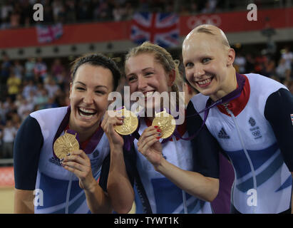 La britannica Laura Trott,Dani Re e Jo Rowsell festeggiare la conquista delle donne Cycling Team Pursuit contro gli Stati Uniti nell'Vrelodrome presso il London 2012 Olimpiadi di estate il 4 agosto 2012 a Londra. UPI/Hugo Philpott Foto Stock