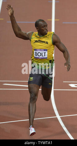 La Giamaica Usain Bolt attraversa la linea del traguardo per vincere la medaglia d'oro negli uomini 100m Finale, al 2012 Olimpiadi di estate, 5 agosto 2012, a Londra, in Inghilterra. Vite di impostare un record olimpico con un tempo di 9,63 secondi. American Ryan Bailey è a (L). UPI/Mike Theiler Foto Stock