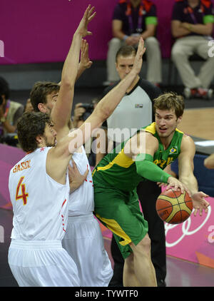 Il Brasile è Tiago Splitter (R) cerca di passare attorno al Brasile del Pau Gasol (L) e Marc Gasol, durante la Brazil-Spain di pallacanestro degli uomini di concorrenza preliminare al 2012 Olimpiadi di estate, 6 agosto 2012, a Londra, in Inghilterra. UPI/Mike Theiler Foto Stock