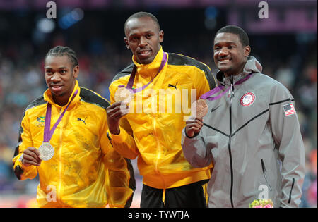 La Giamaica nella Yohan Blake,Usain Bolt e America's Justin Gatlin a 100 metri premiazione allo stadio Olimpico di Londra 2012 Olimpiadi di estate il 6 agosto 2012 a Londra. UPI/Hugo Philpott Foto Stock