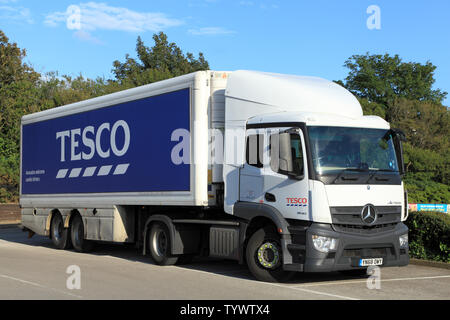 Supermercato Tesco, veicolo articolato, autocarro, transporter, England, Regno Unito Foto Stock