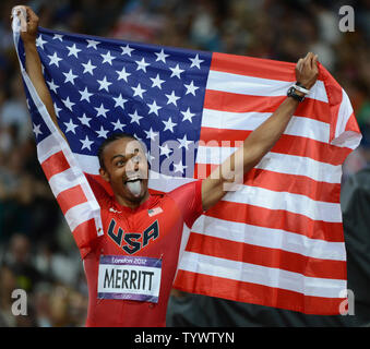 Aries Merritt degli STATI UNITI D'AMERICA celebra vincendo la medaglia d'oro in Uomini 110m Ostacoli al London 2012 Olimpiadi di estate in agosto 8, 2012 a Londra. UPI/Terry Schmitt Foto Stock